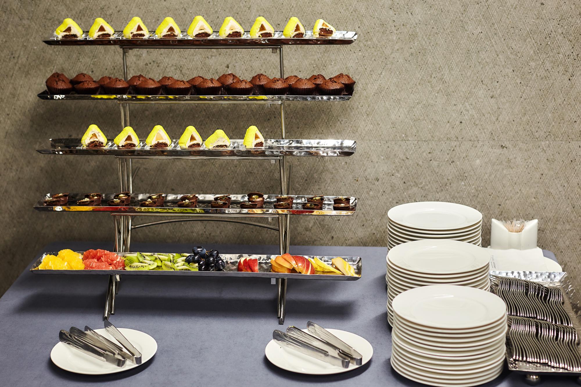 Zwykły catering z tackami jedzenia